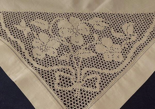 Vintage Linen English Filet Crochet Lace Tablecloth Handmade Flowers Bows