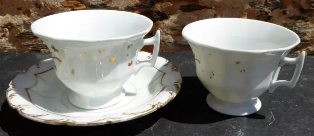 2 tasses et une soucoupe porcelaine blanche et dorée XIXe Restauration