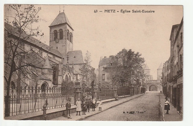 METZ - Moselle - CPA 57 - Enfants à l' Eglise Saint Eucaire
