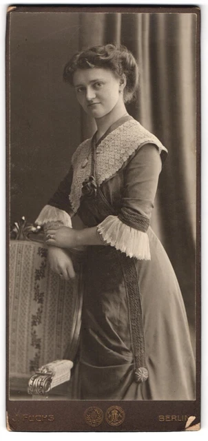 Fotografie J. Fuchs, Berlin, Friedrichstraße 108, Junge Frau im bestickten Klei