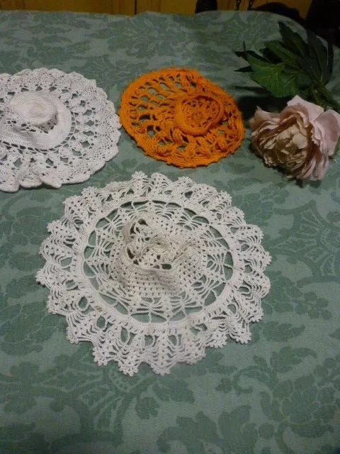 lot =crochetés main 3   futurs chapeaux de poupées