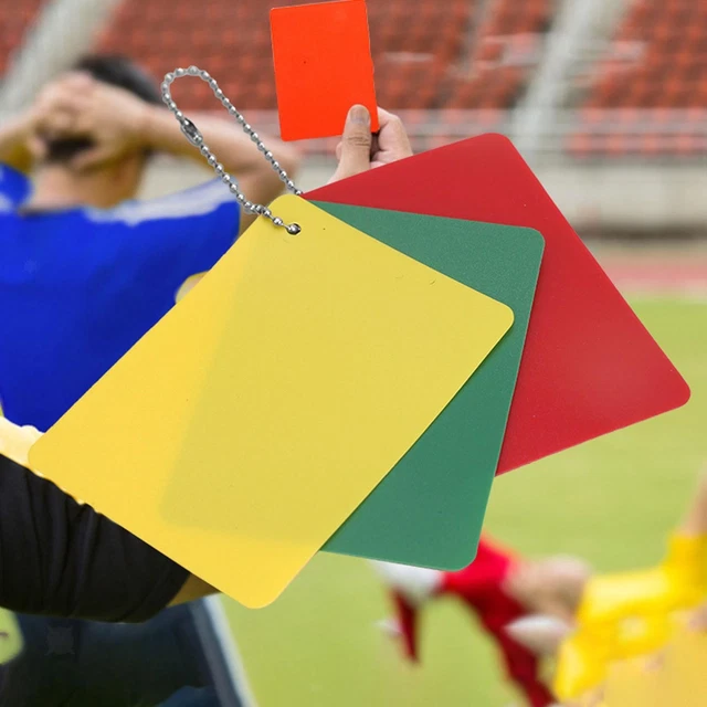 Perché i cartellini dell'arbitro sono giallo e rosso? Da quando Perché i cartellini dell'arbitro sono giallo e rosso? Da quando