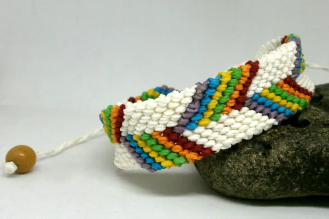 Pulsera Artesanal Lgtb " arcoiris " base hilo blanco  en macrame hilo encerado