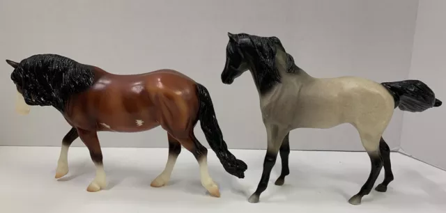 2 Breyer Horses 1:12 scale With Cooling Blankets 3