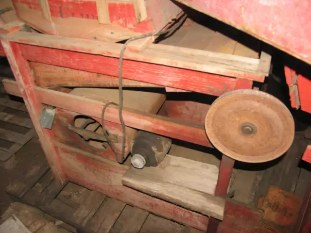 A. T. Ferrell & Co. / Clipper grain cleaner Mill With Grain Leg