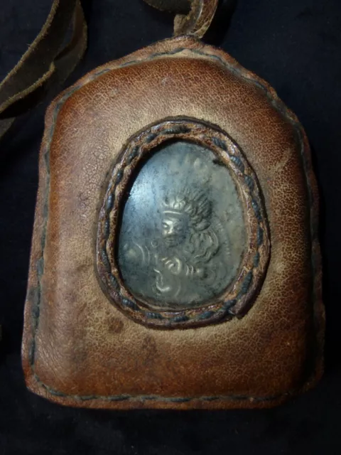 Ancien Ghau De Nomade En Cuir Contenant Une Tsa Tsa En Argent De Vajrapani.tibet