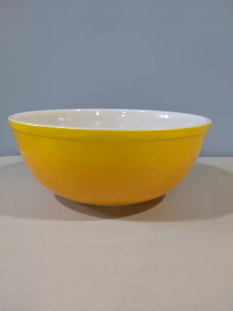 Pyrex" Pineapple Party"Mixing Bowl 404 Chip Dip Bowl Ombre Yellow Orange