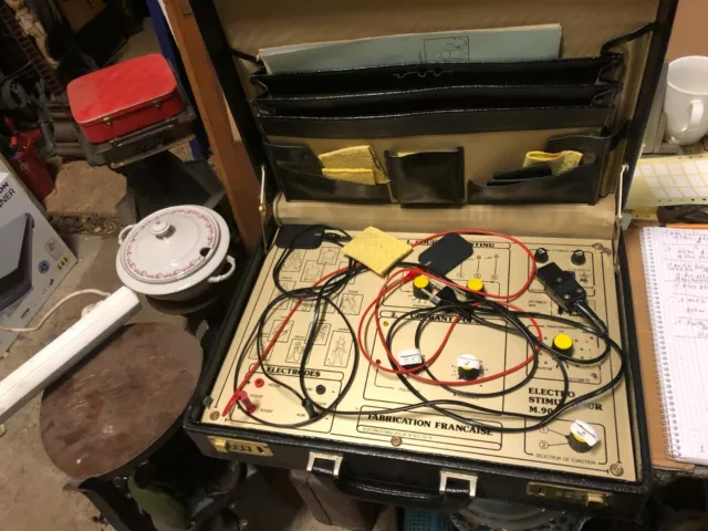 Altes Elektrotherapiegeräte 220 V mit Marke Beschreibung Tragbar Koffer elektr.