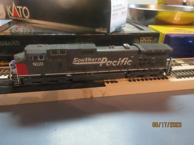 Ho Kato #37-6621 - Southern Pacific Ge C44-9W - Rd#8110 - Dcc