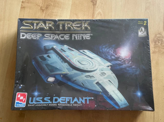 ERTL Star Trek Deep Space Nine U.S.S. Defiant Snap Assembly Model Kit AMT 8255