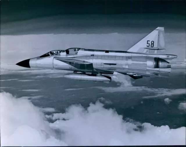 1972 SAAB 37 Viggen STOL Combat Aircraft Press Photo