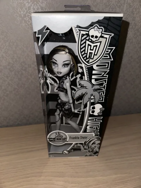 Mattel MONSTER HIGH - Frankie Stein B&W Skull Shores MISB  2011 First Wave Neuve