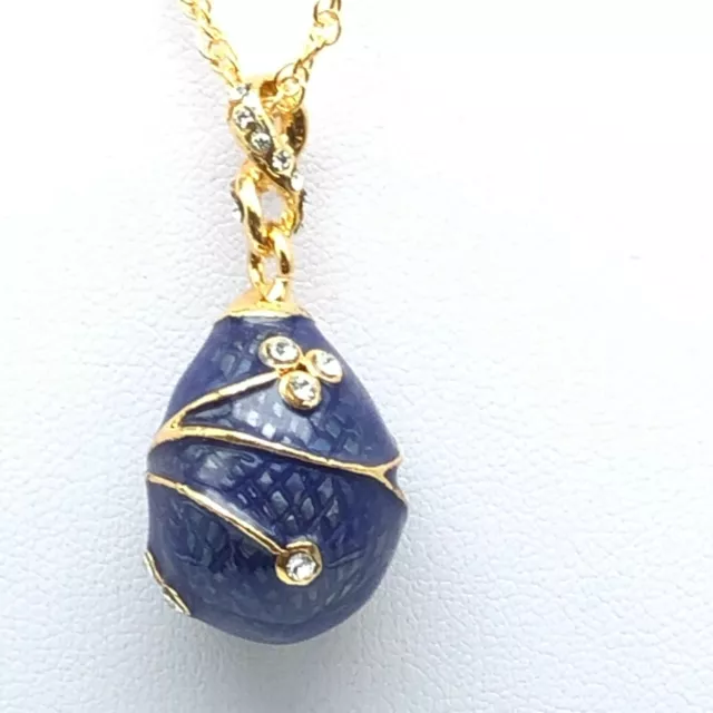 Bleue à pendentif oeuf avec cristaux par Keren Kopal