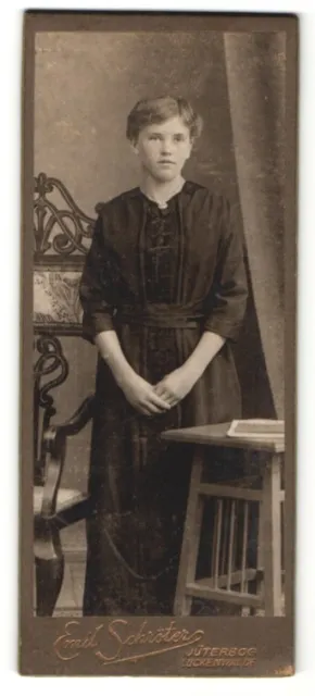Fotografie Emil Schröter, Jüterbog, Portrait junge Dame im eleganten Kleid mit