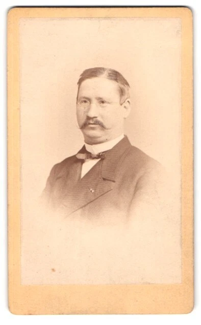 Fotografie L. Belitski, Nordhausen, Herr mit geschwungenem Bart