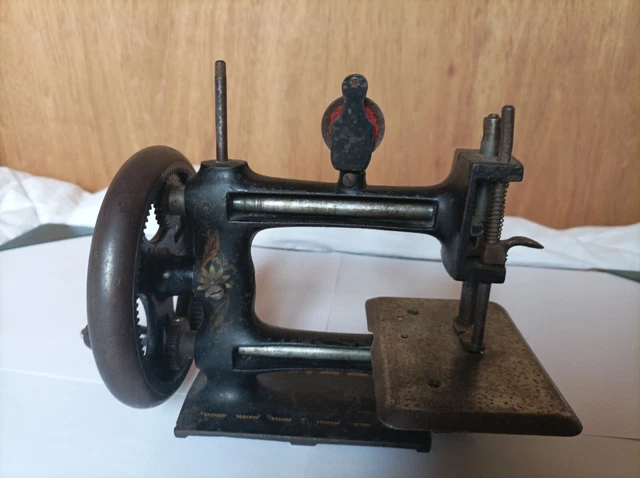 Ancienne machine à couture Singer Sphinx Modèle 127 à base à traîne sur