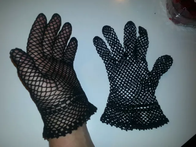 Paire de gants ancienne au crochet propre noir dentelle du puy Haute Loire 43