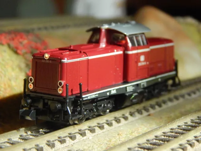 Minitrix 2074 : DIESELLOK BR 212 216-6 "DB" IN ROT SPUR N 1:160 ANALOG MIT VP