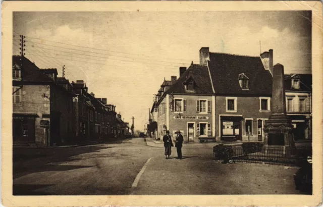 CPA VILLEFRANCHE-d'Allier Le Carrefour et la Route de Montlucon (1220344)