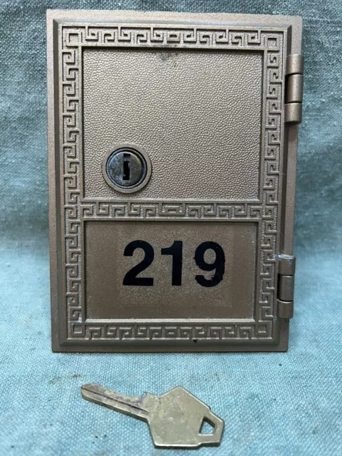 "Puerta de buzón de correo de seguridad 1981 de colección con cerradura y llave 3-5/8""x5"""