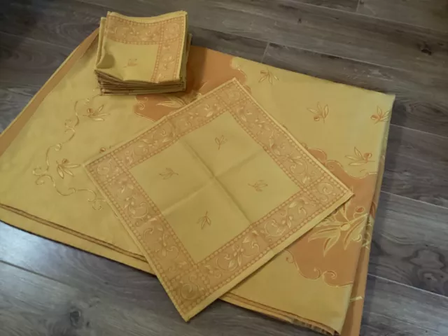 service de table nappe plus 12 serviettes jaune et orangé