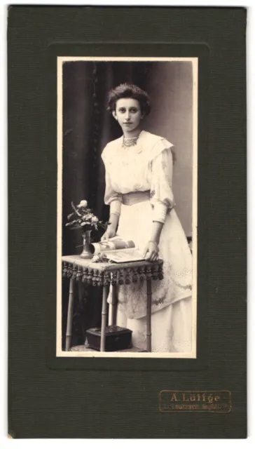 Fotografie A. Lüttge, L.-Leutzsch, Hauptstr. 34, Junge Dame im Kleid mit Zeitun