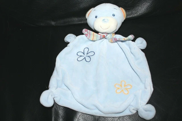 Doudou plat ours bleu et blanc BABYSUN FEHN brodé fleurs écharpe rayures grelot