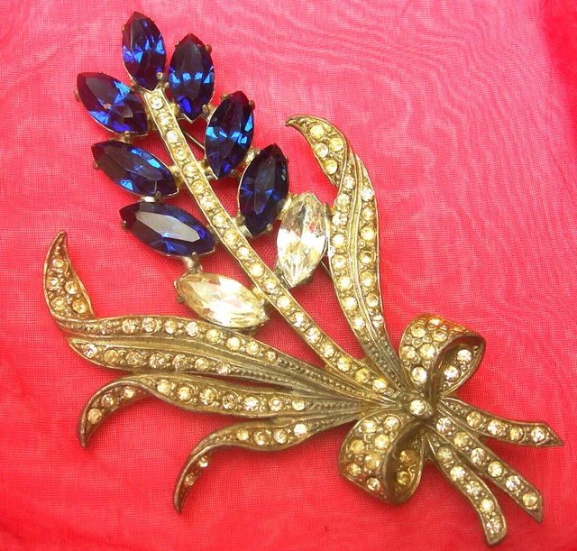 Broche Vintage Gablonz - Fleur En Laiton Filigrané Avec Strass Bleu Saphir - Bijou Ancien