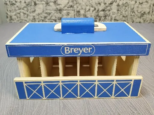 Breyer horse stable carrier holds six horses by Breyer wood with elastic latch