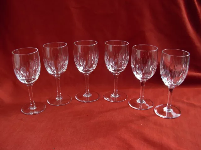 BAYEL,SERIE DE 6 VERRES A VIN  BLANC EN CRISTAL TAILLE , EPOQUE XXème.