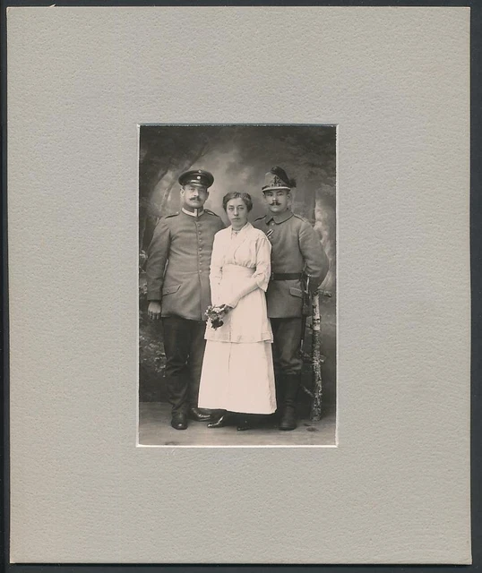 Fotografie Fotograf und Ort unbekannt, Uffz. in Uniform Rgt. 1 und Soldat in Un