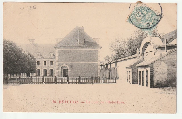 BEAUVAIS - Oise - CPA 60 - l' Hotel Dieu - la cour