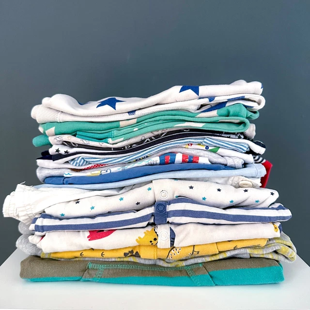 Pacchetto abbigliamento 22 pezzi abbigliamento ragazzo felpe con cappuccio pantaloni pigiamini pantaloncini età 18-24 mesi