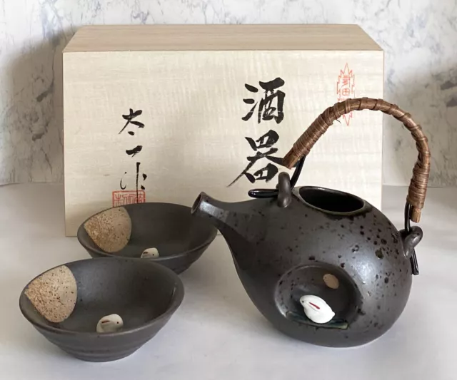 Guinomi Tokkuri Arita porcelain Japanese Sake bottle & cup set Tukimi Usagi