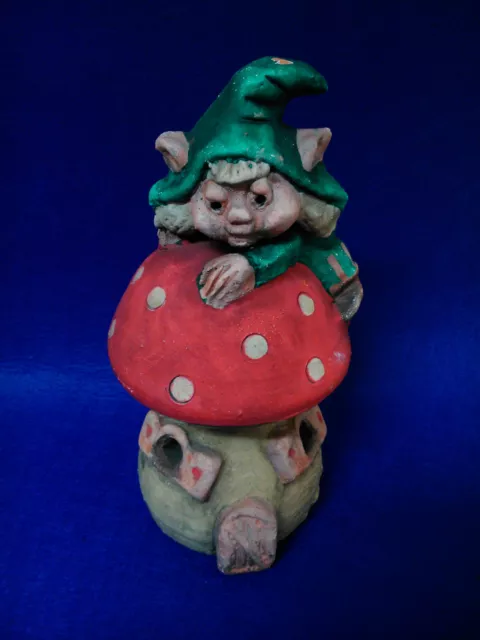 Duende decorativo en terracota, pintado y decorado a mano, Gnomo jardin artesano