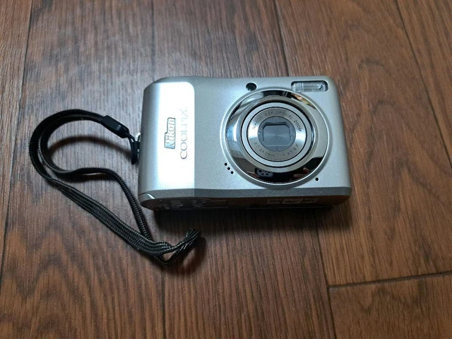 NIKON COOLPIX L19 Silver 8MP Digital Camera Zoom AA Battery