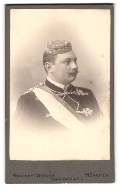 Fotografie Adalbert Werner, München, Student G. Seckel im Wichs mit Biertönnche