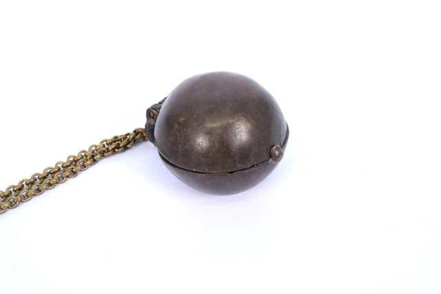 Collective Vintage Solid Brass Round Shape Betel Lime (Chuna-Dani) Box. i22-5 3