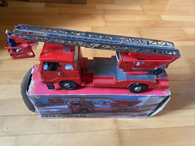 CAMION BERNARD POMPIERS AVEC ECHELLE en tole