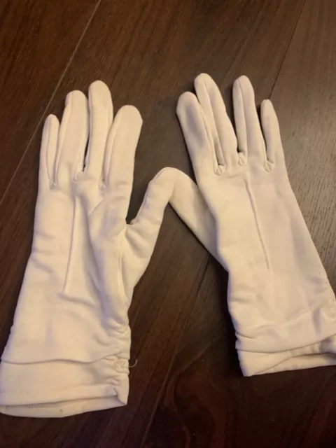 Vintage  Gloves 1960s Ladies White Fabric Nylon Wrist Length Pair 60s. Small