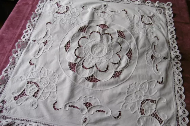 Belle nappe entourée de DENTELLE recouverte de JOURS et BRODERIES