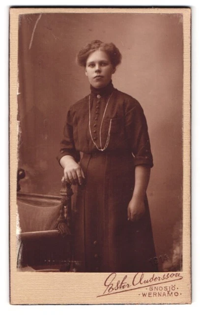 Fotografie Ester Andersson, Gnosjö, Portrait Frau im Biedermeierkleid mit Halsk