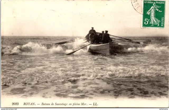 S12268 cpa 17 Royan - Bateau de Sauvetage en pleine mer