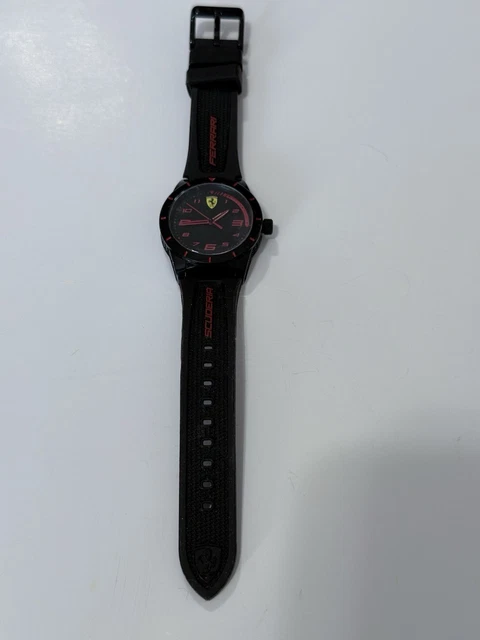 Montre Ferrari Day Date - Cadran Noir, Aiguilles Jaunes, Bracelet Caoutchouc Noir - Neuve Sans étiquettes (pour Homme)