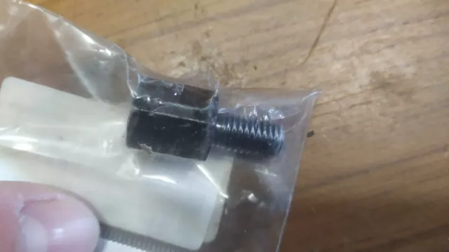 Adaptateur Rétroviseur droit mâle M8/125 pas à gauche/femelle M10/125 pas à droi