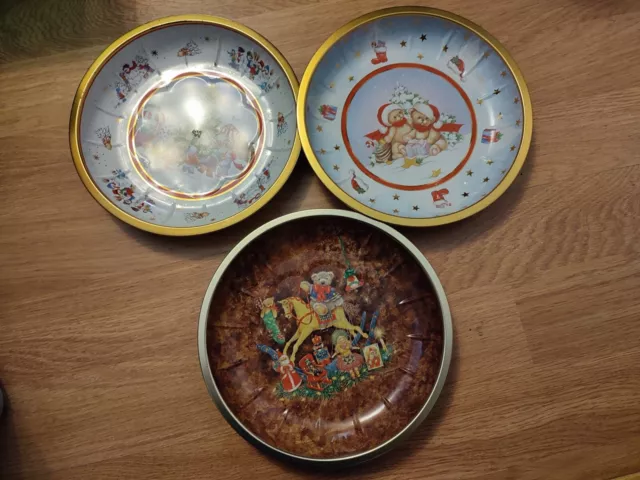 LOT x3 ASSIETTES DE NOËL CREUSES - METAL - DIAMÈTRE 26 CM