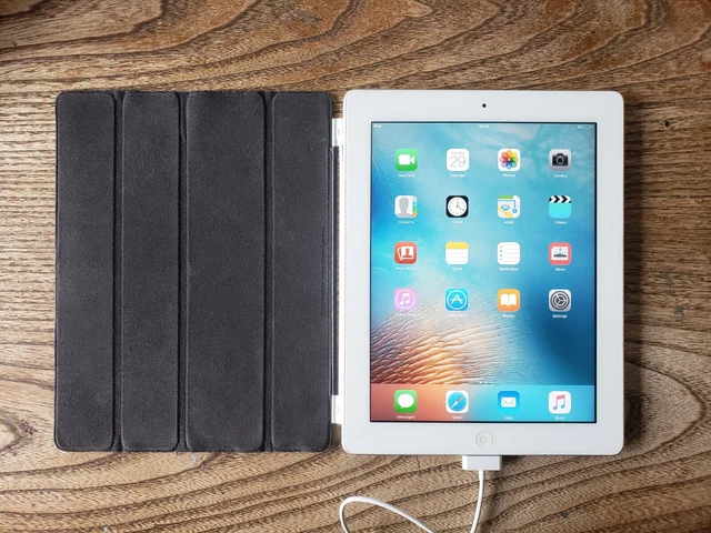 Apple iPad 2 A1395 16GB, WI-FI 9.7" Display Tablet