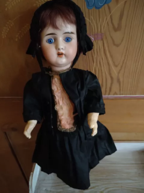 Belle poupée ancienne marquée à l'ancre et LC tête en porcelaine