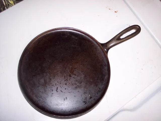 Wagner Ware 7 A Sidney -0- Cast Iron Flat Round Griddle, circa 1915-1959.
