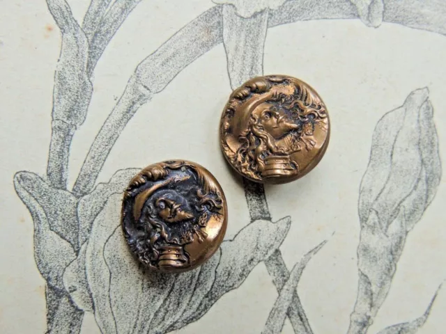 2 boutons anciens en métal doré à décor de Gentilhomme Mousquetaire - collection